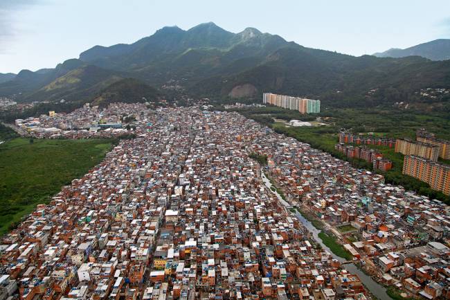 À MARGEM DA LEI - Rio das Pedras em expansão: população vive à sombra do medo