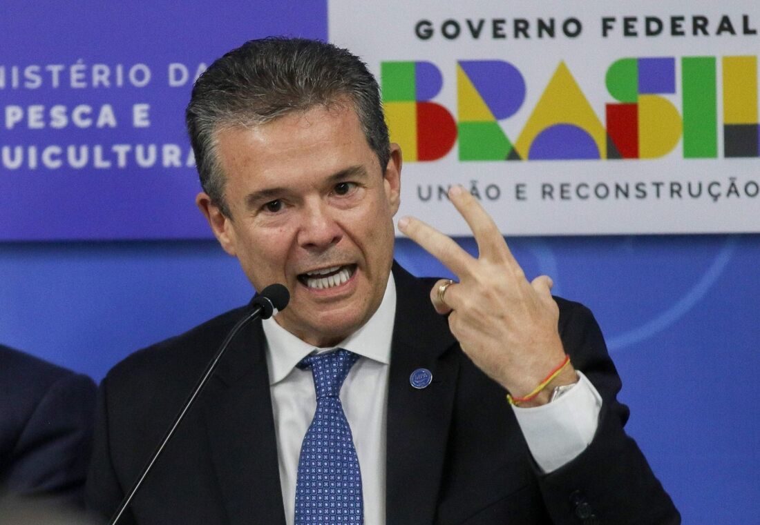 Pescadores pressionam ministro contra novas regras para pesca artesanal