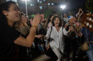 Israelenses celebram nas ruas de Tel Aviv a liberação do primeiro grupo de sequestrados pelo Hamas Israelenses celebram nas ruas de Tel Aviv a liberação do primeiro grupo de sequestrados pelo Hamas