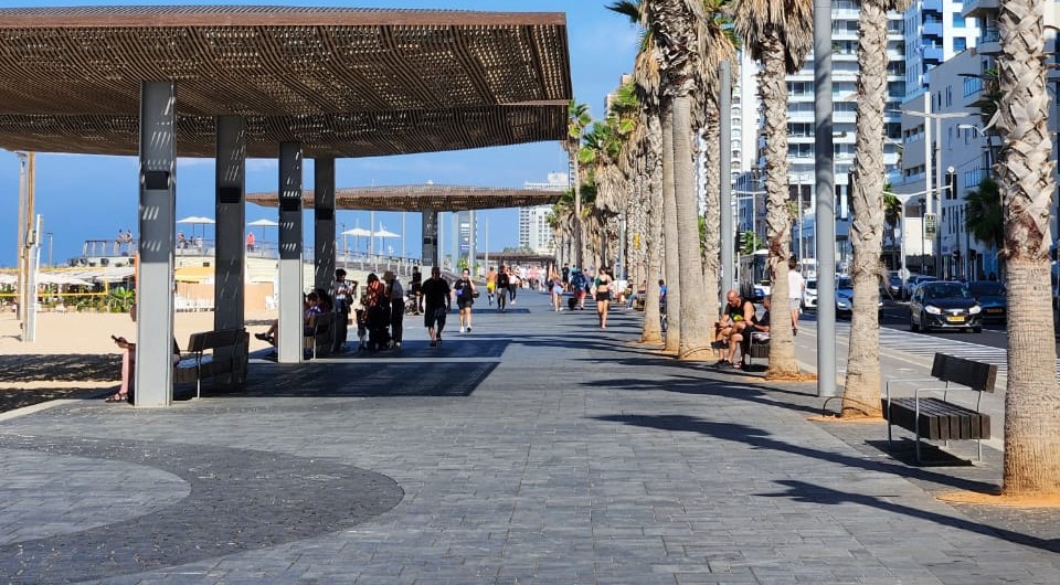 Orla de Tel Aviv, Israel: depois de um mês e dez dias de guerra, moradores voltam a sair de casa