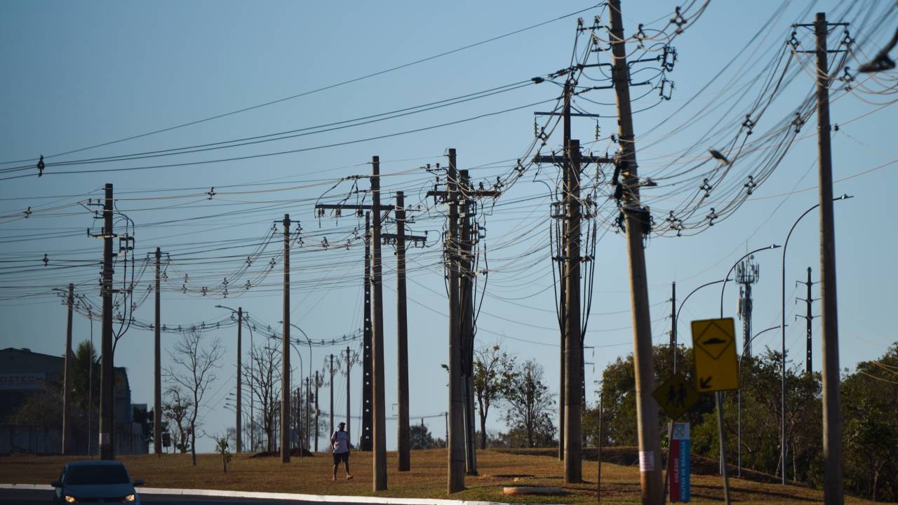 Postes de rede elétrica próximo ao Colégio Militar de Brasília, no bairro da Asa Norte -