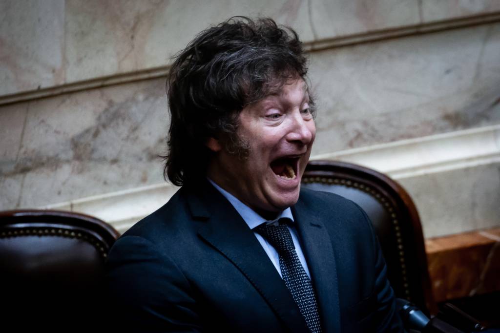 FMI elogia governo Milei e libera mais US$ 800 milhões à Argentina