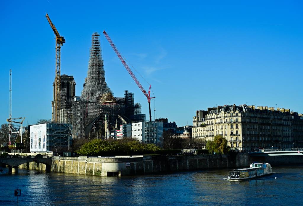 Notre-Dame Of Paris: Golden Rooster Returned To Cathedral Perch wewewew