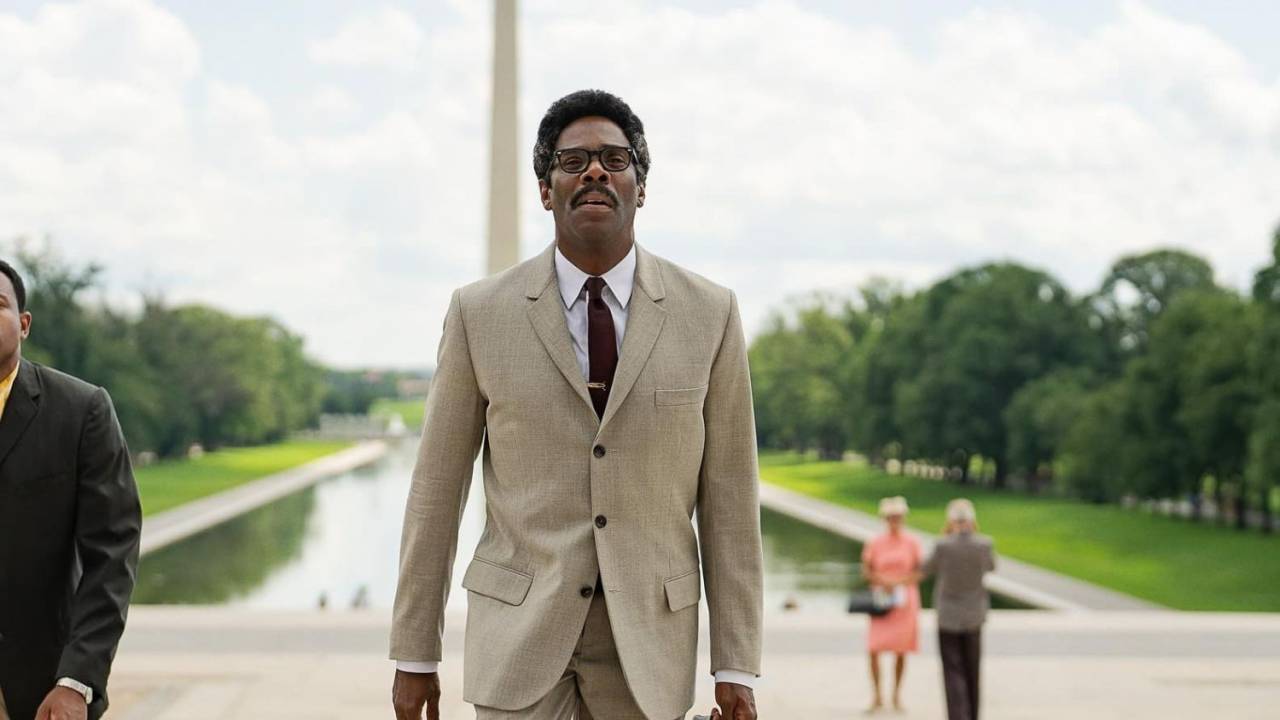 Colman Domingo como o ativista por direitos civis Bayard Rustin na cinebiografia 'Rustin'