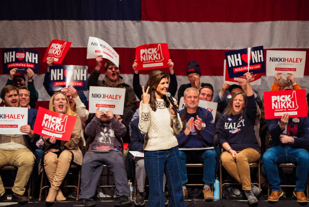 Quem é Nikki Haley, única rival de Trump nas primárias republicanas