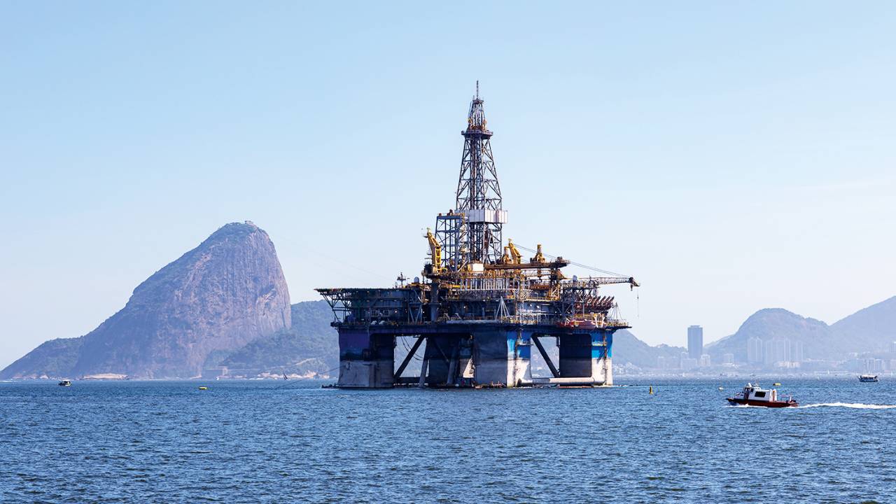 NO MAR - Plataforma de petróleo: guerras podem elevar o preço do combustível