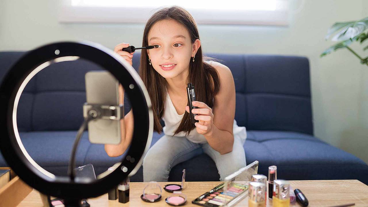 PRESSÃO VIRTUAL - Comportamento adulto: meninas compartilham produtos de make-up como fórmula da beleza