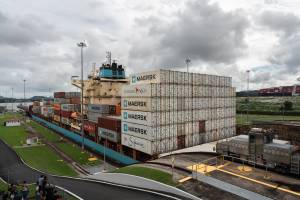 Navio de carga atravessa as eclusas em Miraflores, no Canal do Panamá