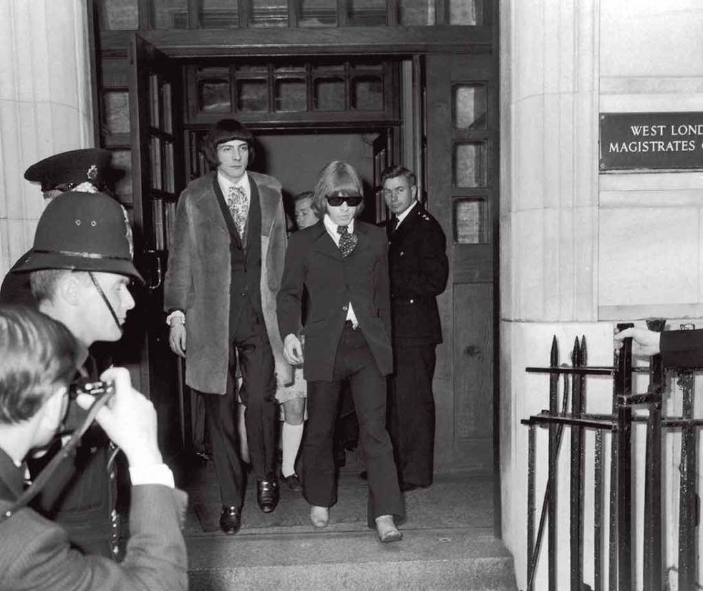 GettyImages-72591342.jpg FURACÃO - Ao centro, com Brian Jones: preso com o roqueiro por uso de drogas