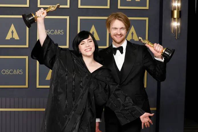 Billie Eilish e Finneas com a estatueta do Oscar