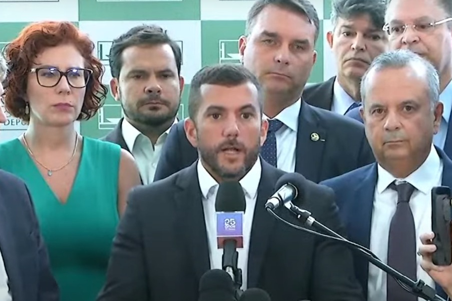 O deputado federal Carlos Jordy (PL-RJ), líder da oposição na Câmara dos Deputados, durante coletiva de imprensa, acompanhado dos colegas Carla Zambelli (PL-SP) e Sóstenes Cavalcante (PL-RJ) e dos senadores Flávio Bolsonaro (PL-RJ) e Rogério Marinho (PL-RN)