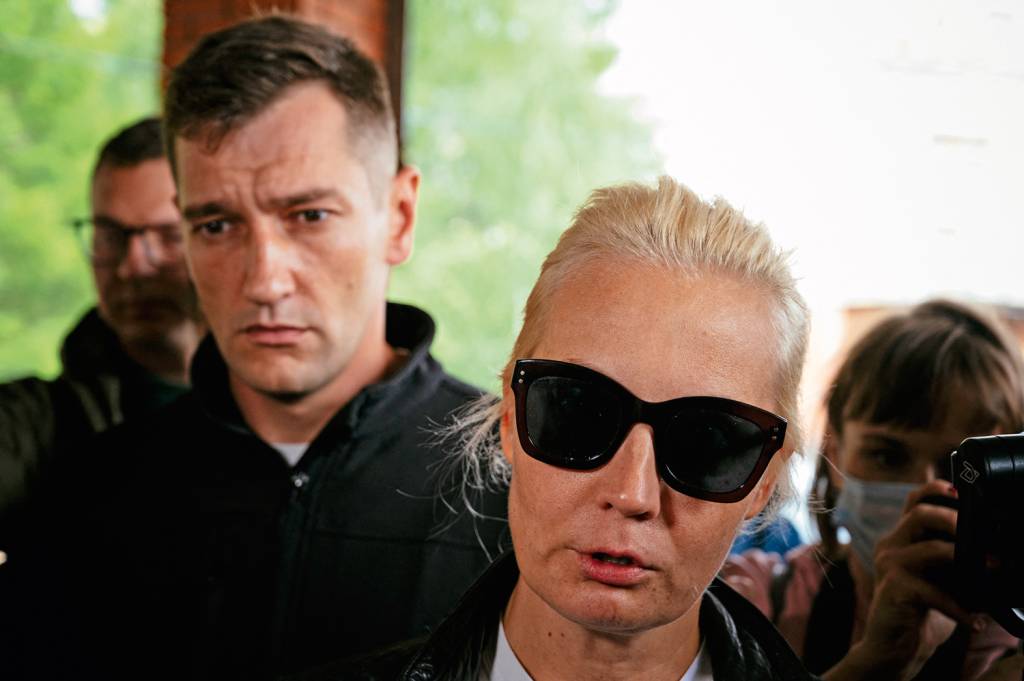 000_1WN273.jpg NA LIDERANÇA - Yulia: assumindo o posto do marido e acusando Putin