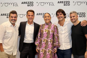 Arezzo&Co e Grupo Soma oficializaram a fusão e se tornaram a nova gigante de moda do país (da esq. para dir: Marcello Bastos, co-fundador da FARM; Alexandre Birman, CEO da Arezzo&Co; Katia Barros, cofundadora e diretora criativa da Farm; Roberto Jatahy, CEO do grupo Soma; Rony Meisler, co-fundador da Reserva e CEO da AR&Co)