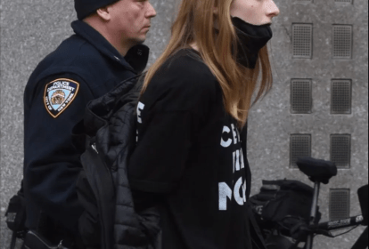 Hunter Schafer sendo presa nos Estados Unidos.