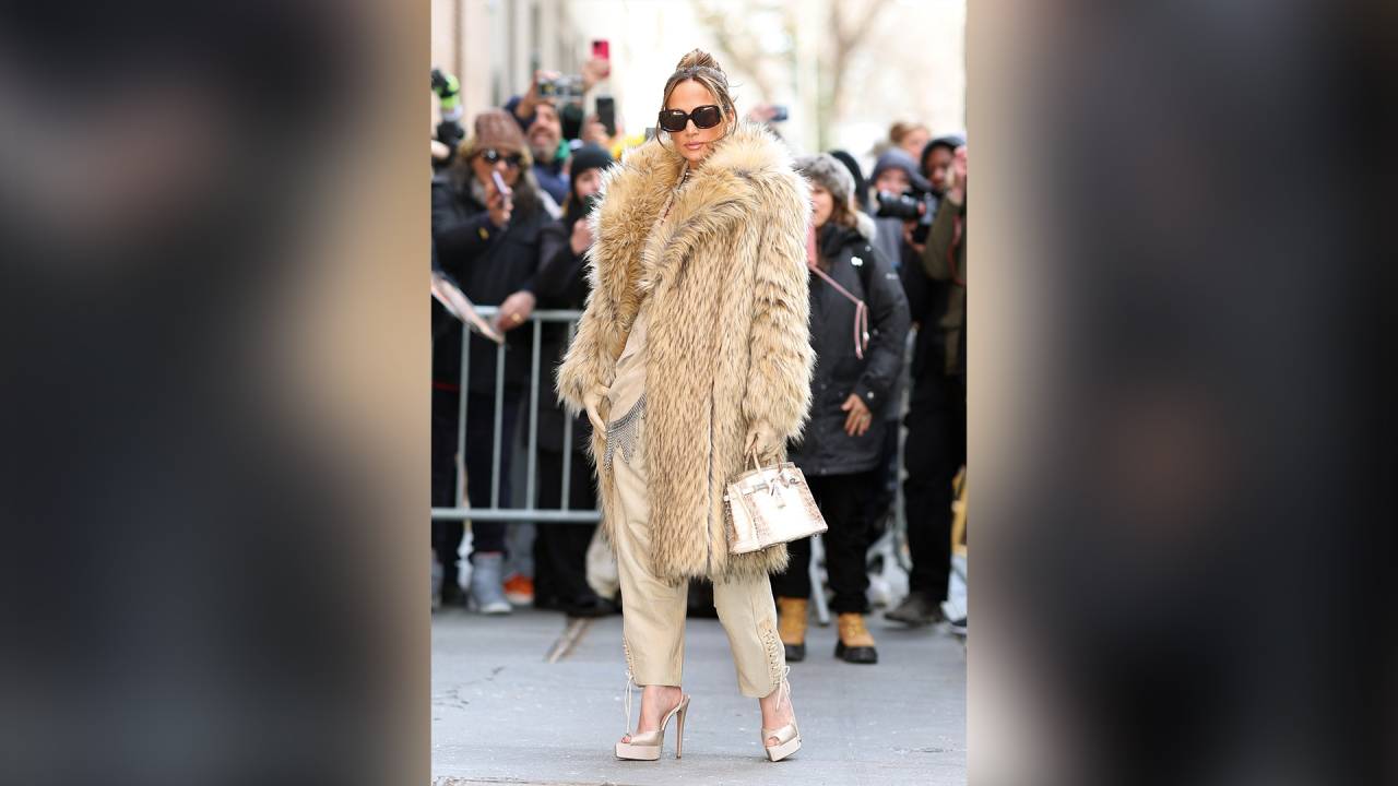 RARO - Jennifer Lopez com um exemplar de crocodilo do Nilo: exclusividade