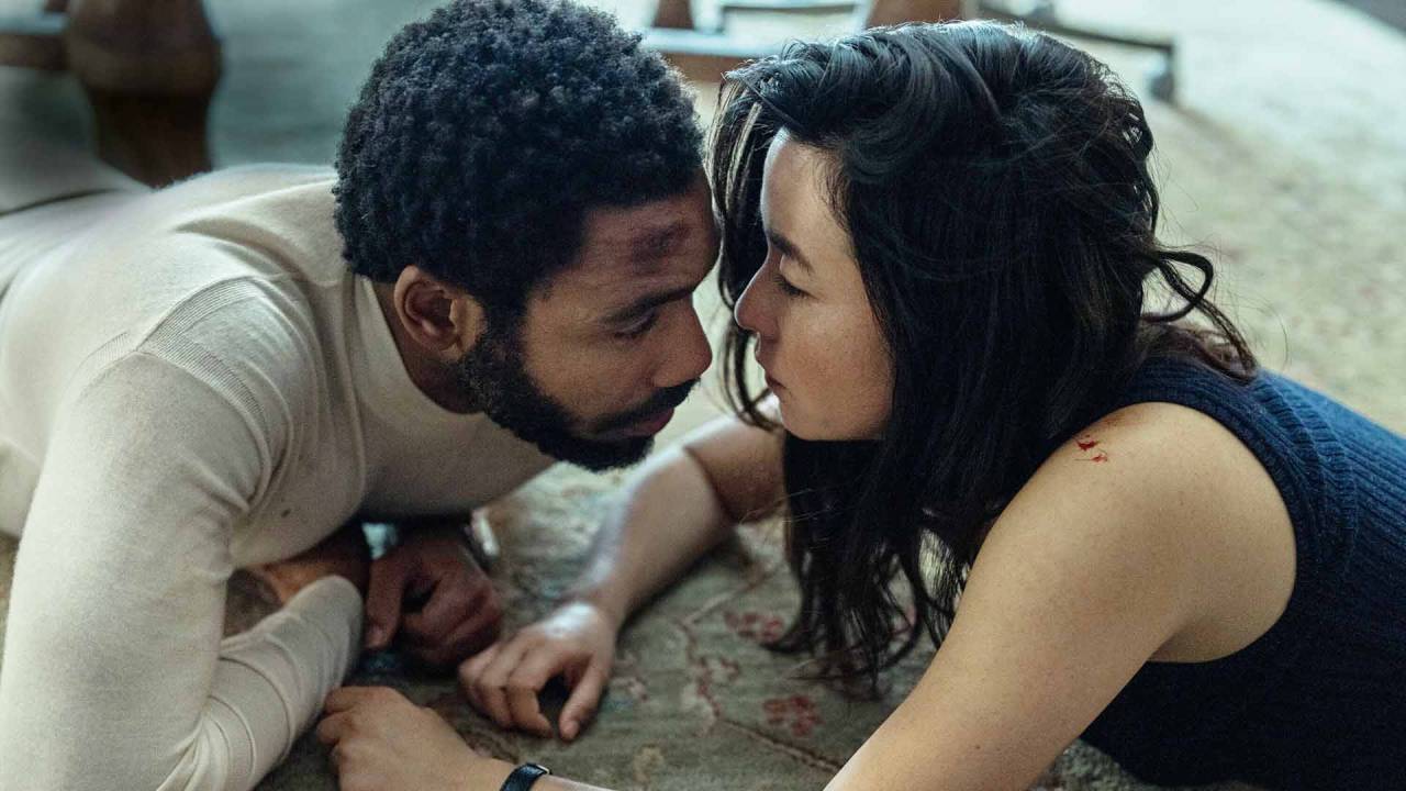 QUÍMICA - Glover e Maya Erskine, os novos protagonistas: enredo sobre relações amorosas camuflado de espionagem