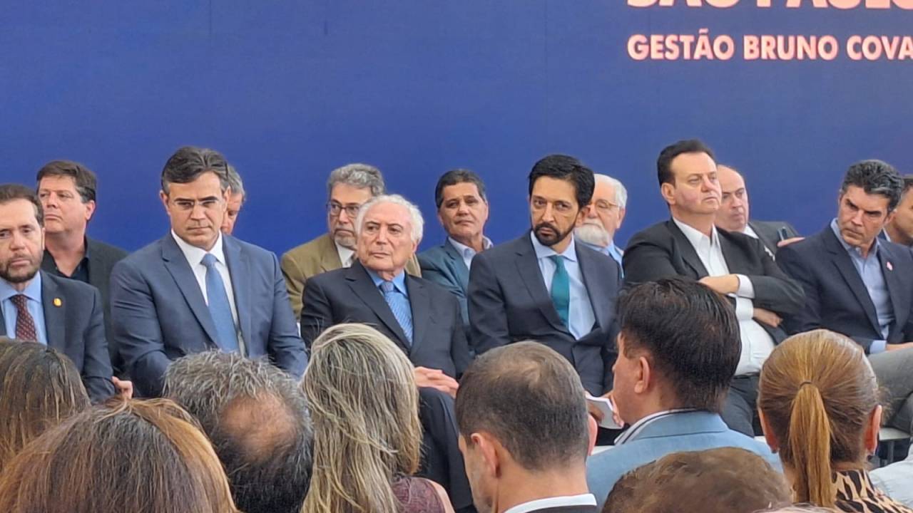 Da esquerda para a direita, senador Plínio Valério (PSDB-AM), ex-governador Rodrigo Garcia (PSDB), ex-presidente Michel Temer (MDB), o prefeito Ricardo Nunes (MDB), o presidente do PSD Gilberto Kassab e o governador do Pará Helder Barbalho (MDB)