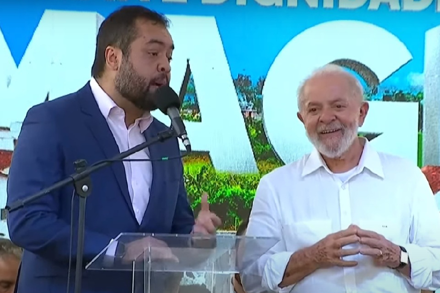 O governador do Rio de Janeiro, Cláudio Castro (PL), ao lado do presidente Luiz Inácio Lula da Silva (PT), durante evento de entrega de casas populares no município fluminense de Magé