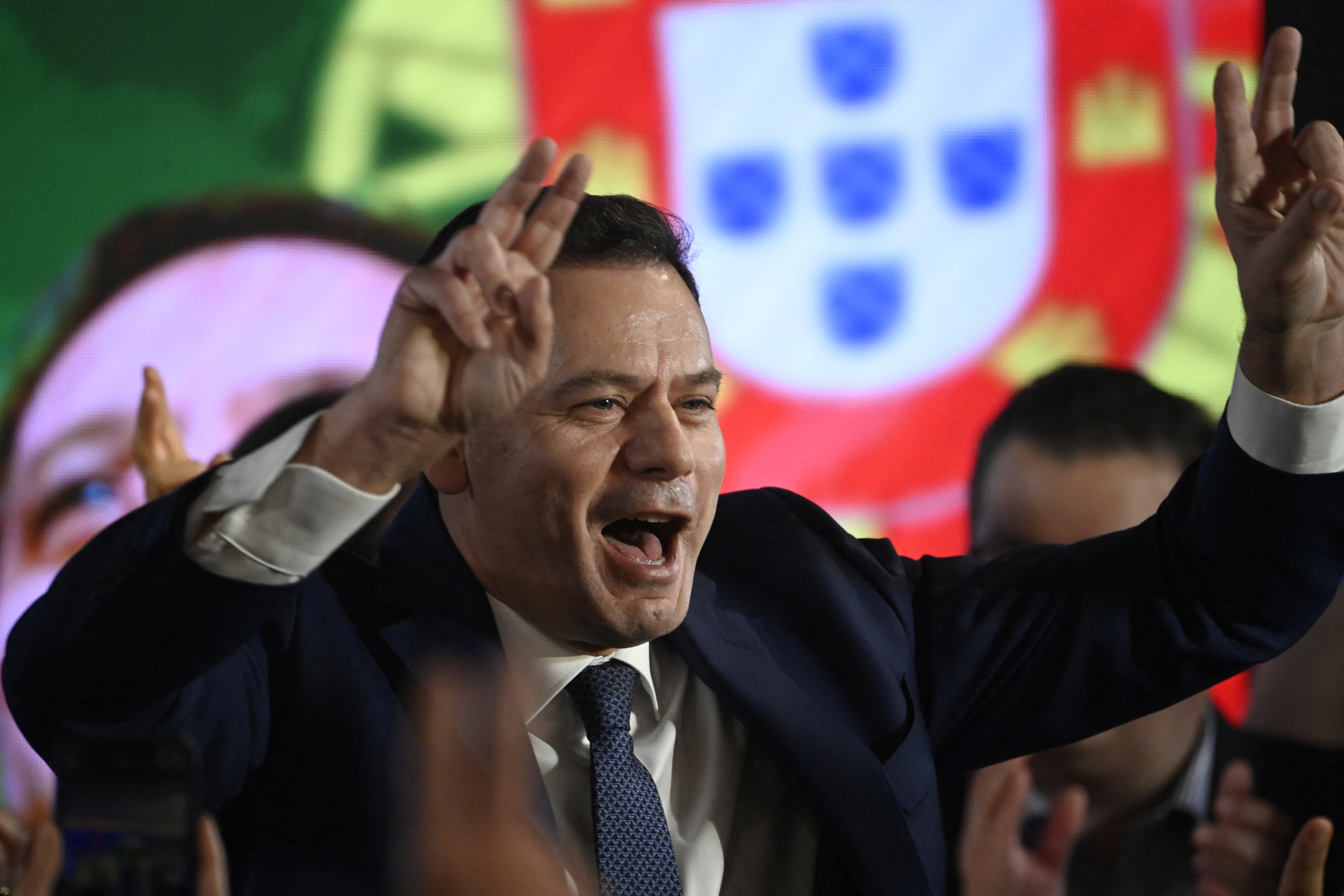 Sem maioria parlamentar, governo de centro-direita toma posse em Portugal