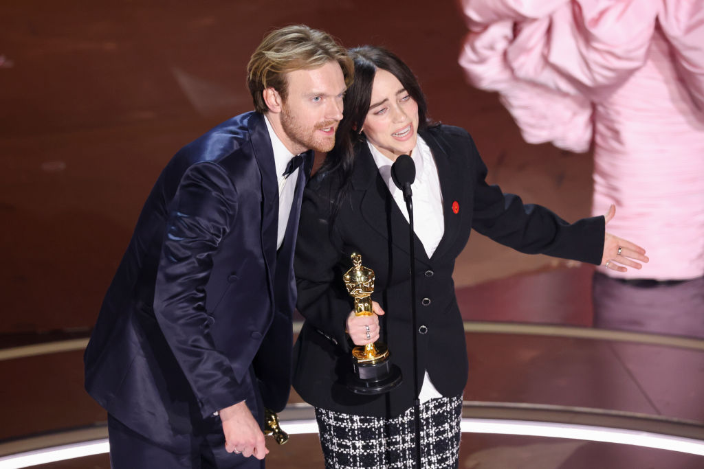 Billie Eilish e Finneas batem recorde como mais jovens a ganhar 2 Oscars