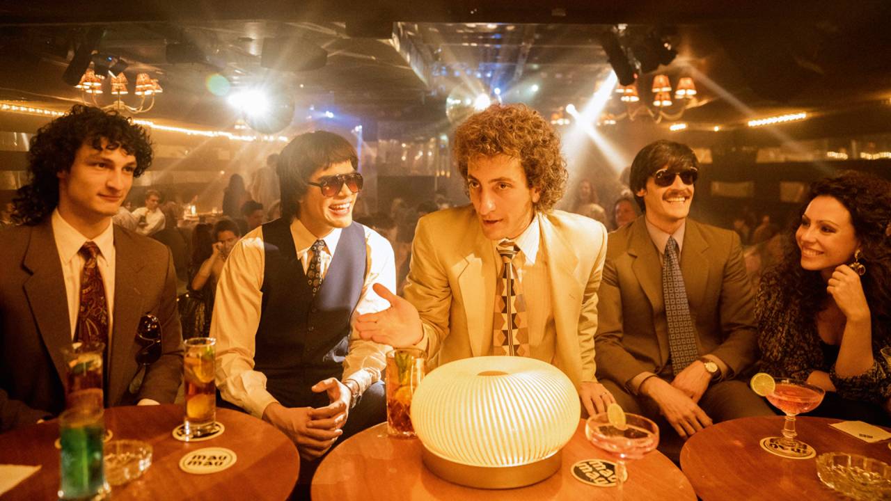 FOLCLÓRICO - Coppola (no centro) na série: vida do agente e amigo de Maradona