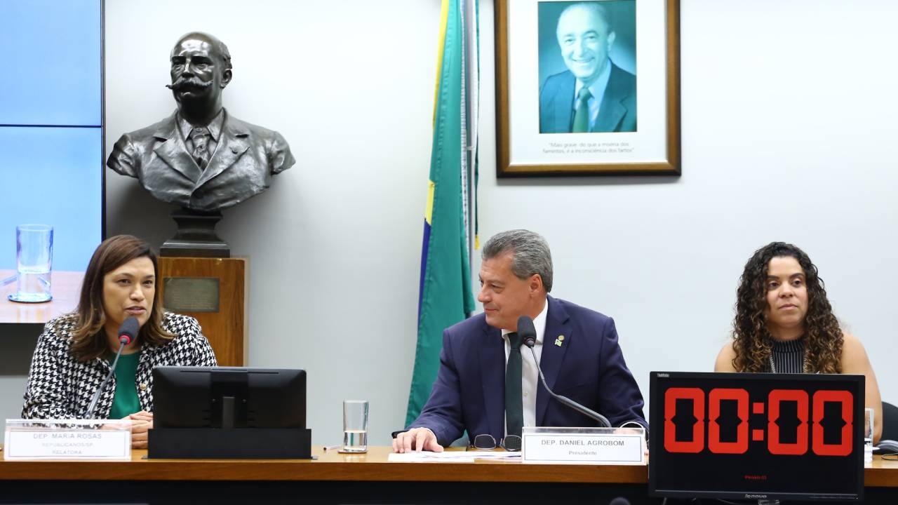 A relatora da PEC na comissão especial, Maria Rosas (à esq.), e o presidente do colegiado, Daniel Agrobom