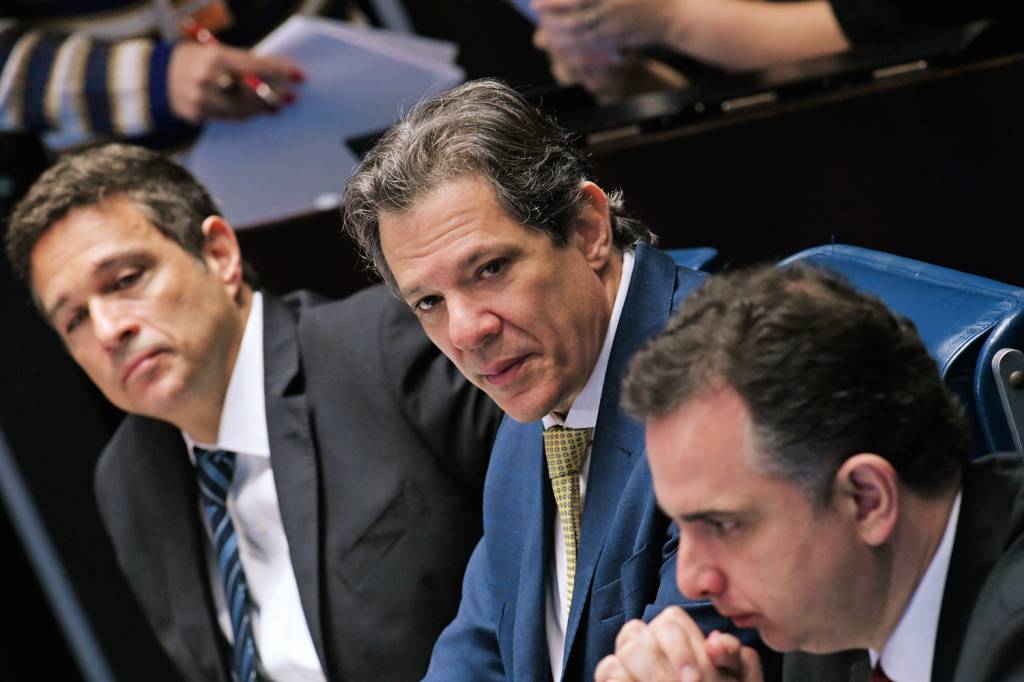2D-(2)—-FERNANDO-HADDAD—ROBERTO-CAMPOS-NETO—RODRIGO-PACHECO-2023-4-d.jpg_1 FOGO AMIGO - Fernando Haddad: sem apoio do presidente e de colegas do governo para manter seu plano original de ajuste fiscal
