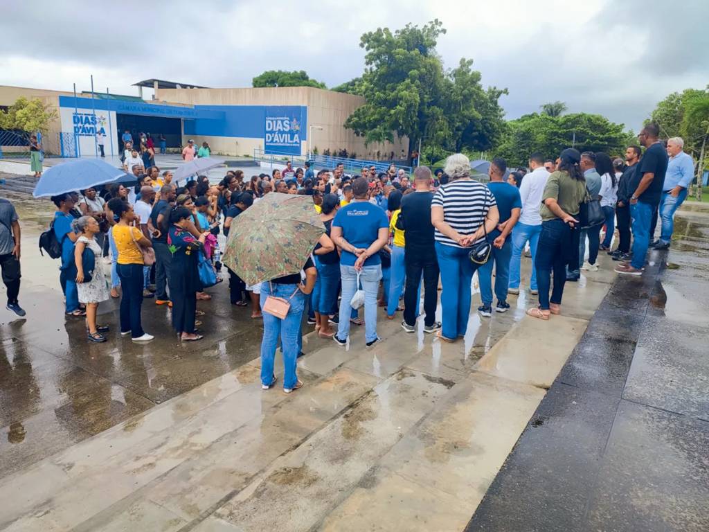 3D (1) – DIAS DAVILA – BAHIA – PROFESSORES a internet.jpg REALIDADE - Dias d’Ávila (BA): professores protestam contra reajuste de 46 centavos