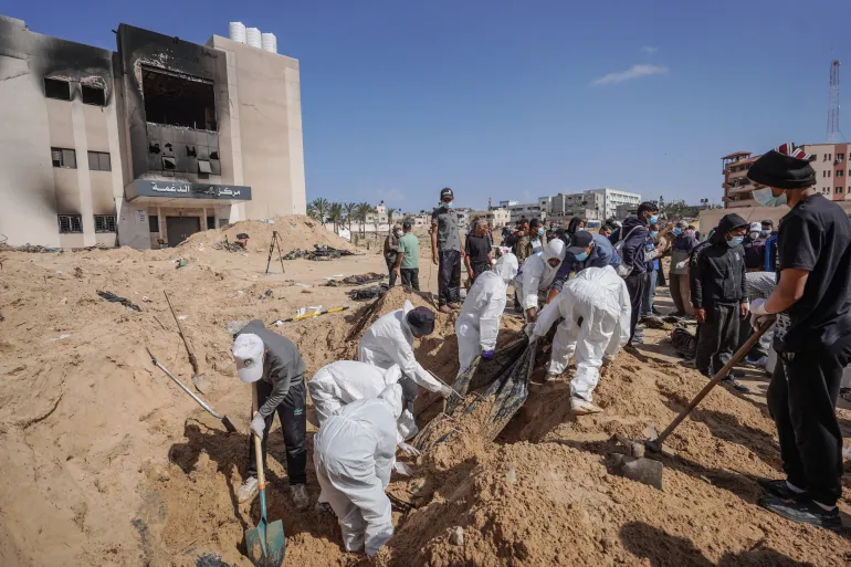 Defesa Civil de Gaza afirmou que 283 corpos foram encontrados em uma vala comum do hospital Nasser, o maior no sul da Faixa de Gaza. -