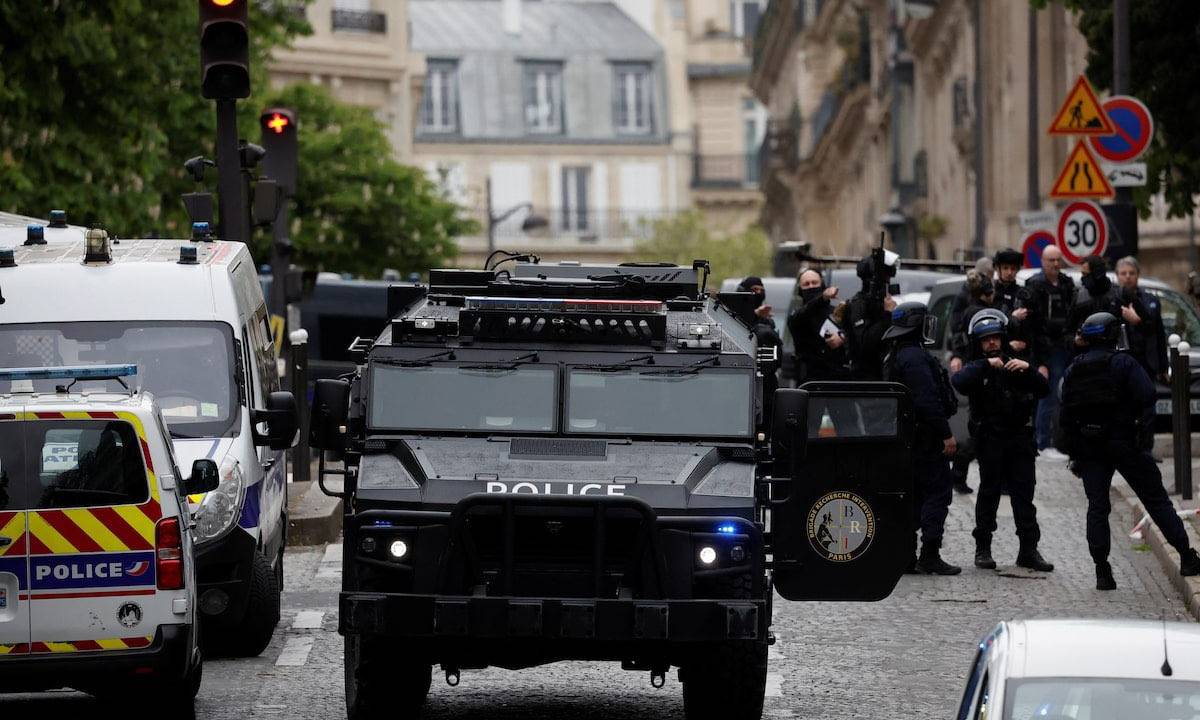 Forças de segurança francesas cercam embaixada do Irã em Paris depois de um homem carregando explosivos ter entrado no prédio e ameaçado detonar os dispositivos. 19/04/2024 -