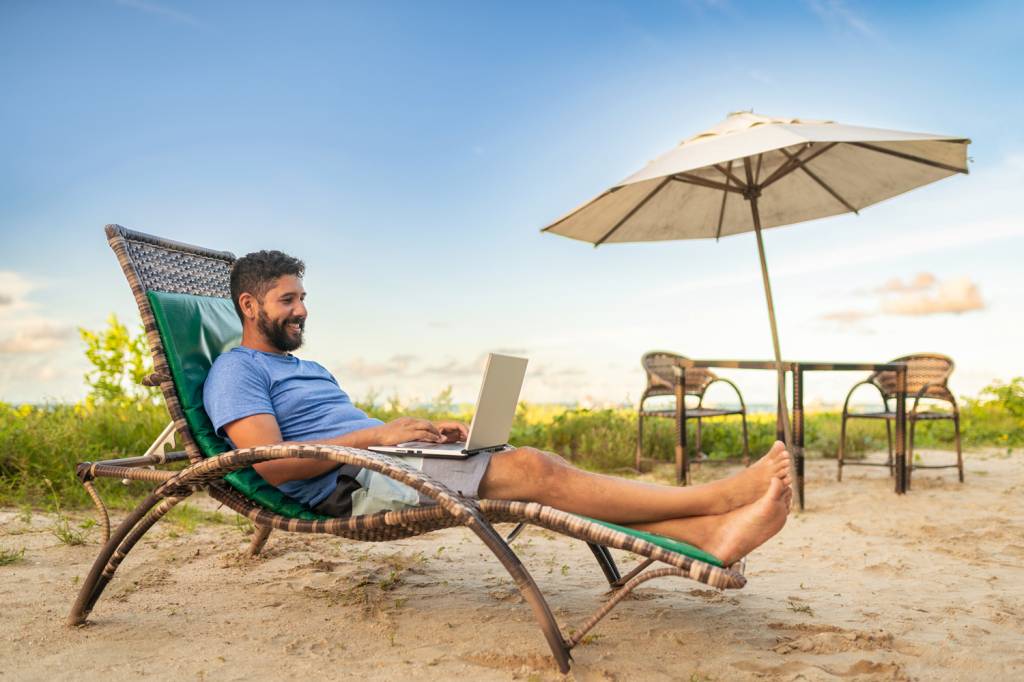 GettyImages-1540111189.jpg PRIVILÉGIO - Praia: no Brasil, só 15% dos trabalhadores dão expediente longe da firma