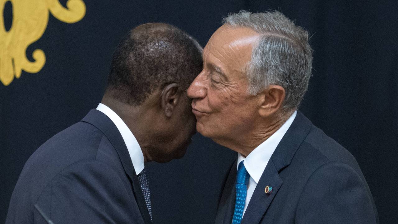 O presidente da Costa do Marfim, Alassane Dramane Ouattara, com o presidente de Portugal, Marcelo Rebelo de Sousa