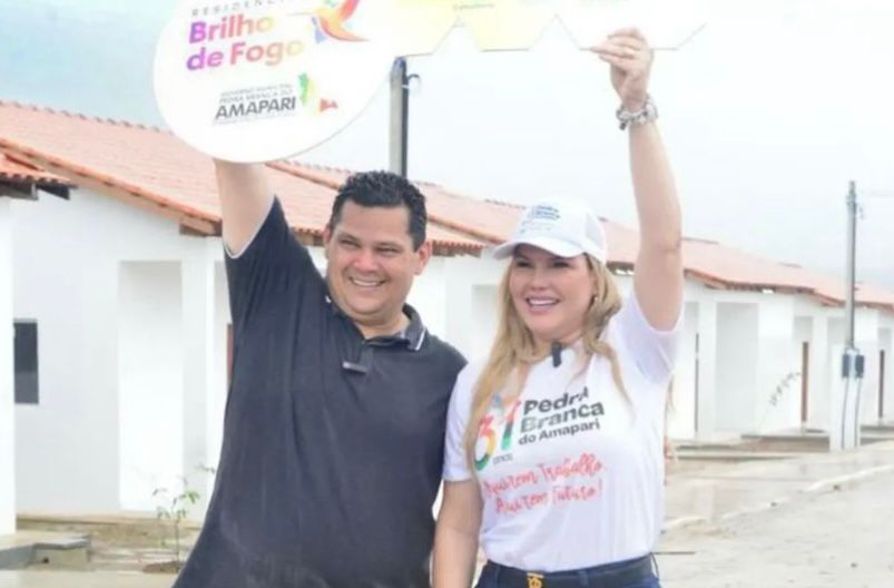 O senador Davi Alcolumbre e a prefeita de Pedra Branca do Amapari, Beth Pelaes