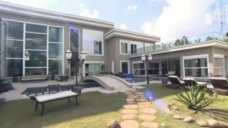 Sertanejo Luciano coloca à venda sua mansão por 50 milhões de reais