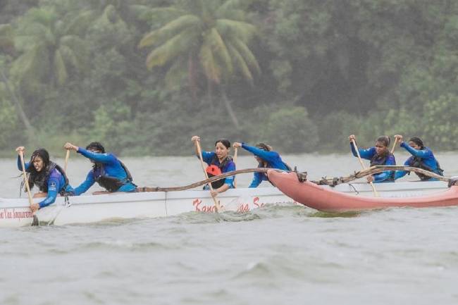 Equipe feminina de Canoa Havaiana (Va'a) do Programa Forças do Esporte, da Marinha, durante competição estadual em Saquarema (RJ)