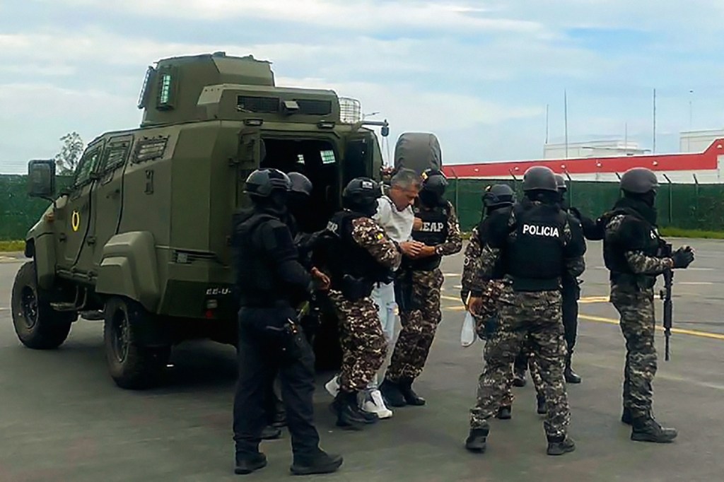 INVASÃO INÉDITA - Polícia do Equador retira adversário político de embaixada do México: crise de alta tensão