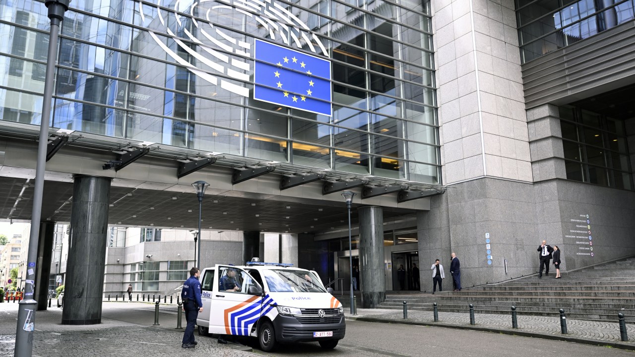 Belgian police stand near their van in front of the European Parliament building, where searches are conducted as part of a Belgian probe into suspected Russian interference and corruption in Brussels. on May 29, 2024. Investigators were searching the offices of an EU parliament staffer in Brussels and Strasbourg, as well as his Brussels home the state prosecutor's office said. (Photo by LAURIE DIEFFEMBACQ / Belga / AFP) / Belgium OUT