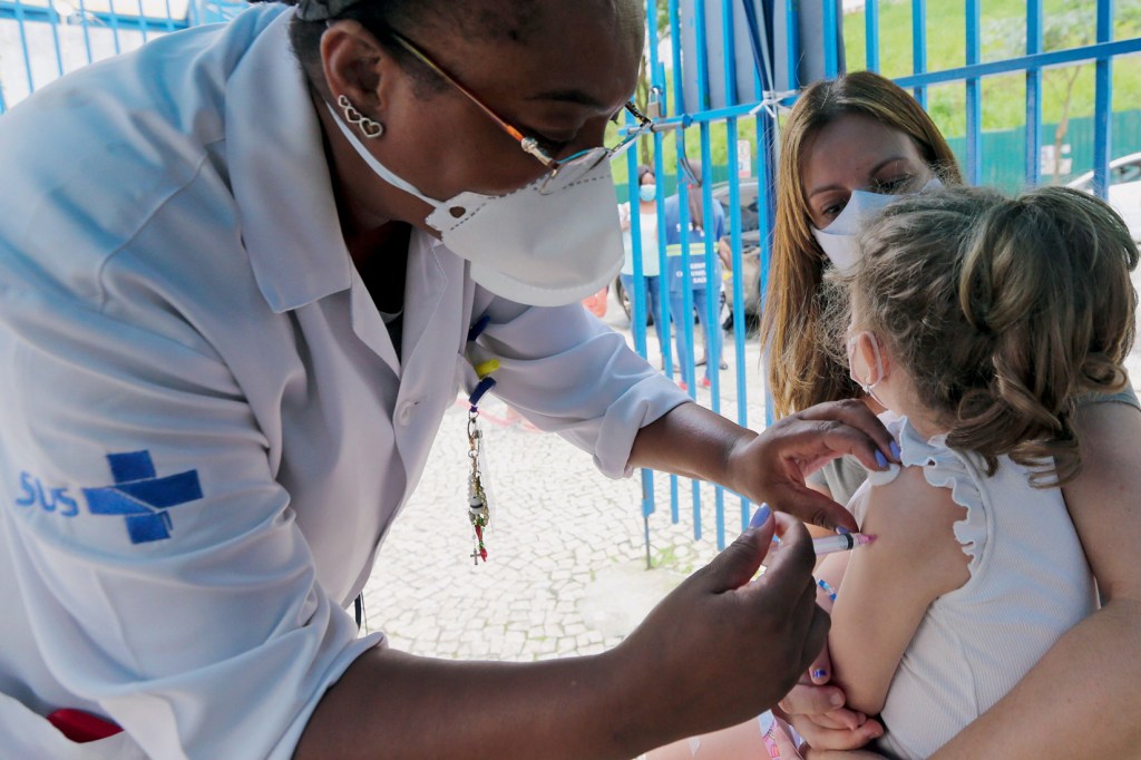 PREVENIR É MELHOR... - Proteção coletiva: vacinação em dia evita surtos diante de tragédias ambientais e sociais, que não param de crescer