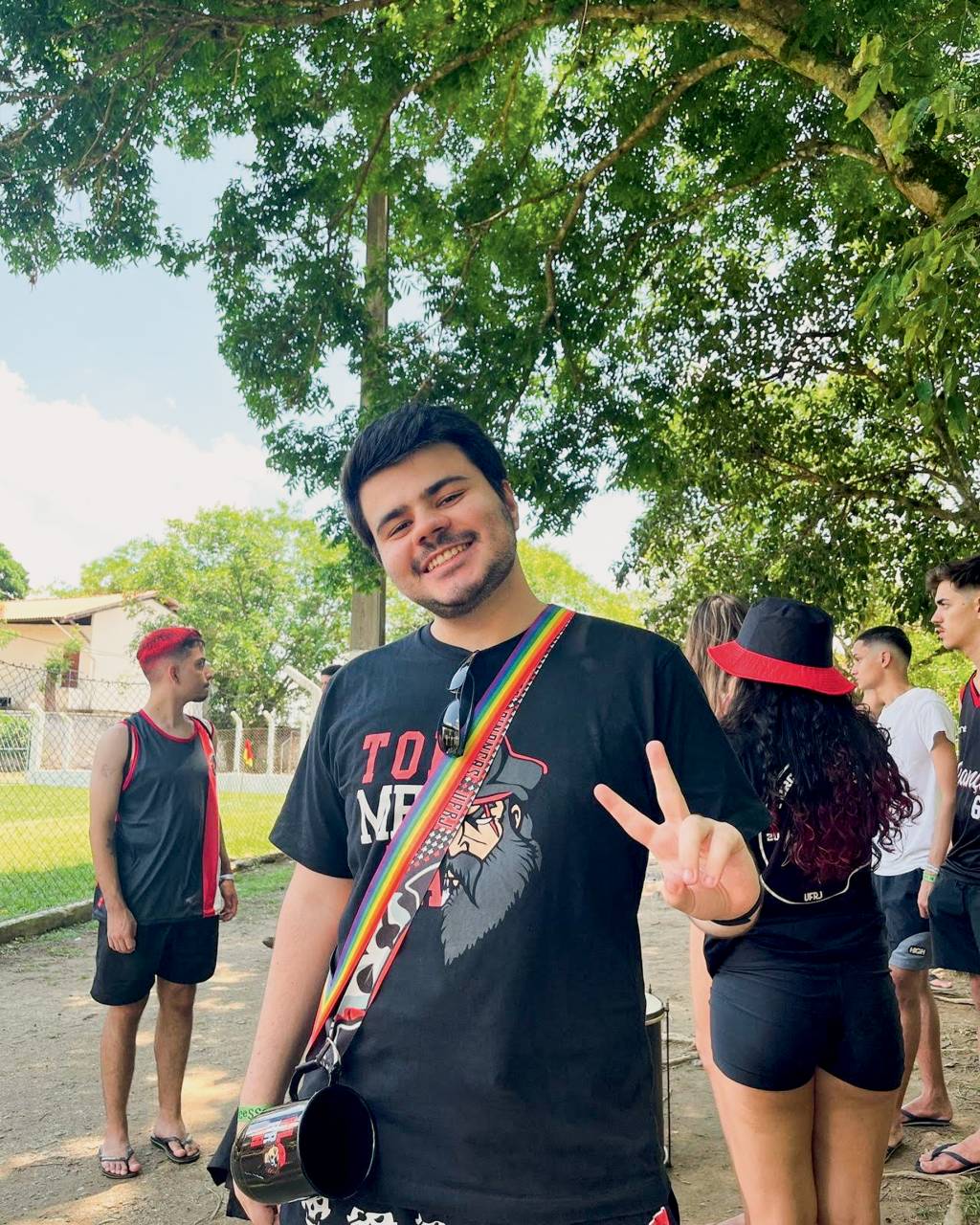 2D (1) Guilherme2.jpeg NA PRAIA E NO CAMPO - Como outros integrantes da população Z, o estudante de economia Guilherme Carreira, 23 anos, gosta de poder trabalhar de qualquer canto do planeta — inclusive à beira-mar, como costuma fazer. “Essa flexibilidade me torna mais produtivo e ainda permite que alterne trabalho e lazer”, explica o jovem, hoje empregado em uma empresa de administração no Rio e que jura não perder a concentração
