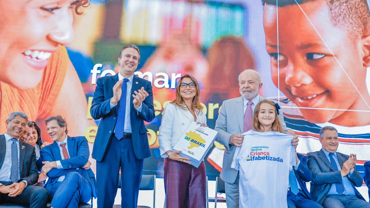 O presidente Lula, a primeira-dama, Janja, e o ministro da Educação, Camilo Santana, participam da cerimônia de lançamento do Compromisso Nacional Criança Alfabetizada, em 12 de junho do ano passado, no Palácio do Planalto