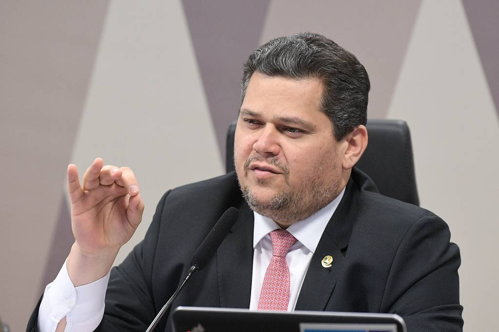 Alcolumbre cria “escadinha” de prestações em projeto da dívida dos estados