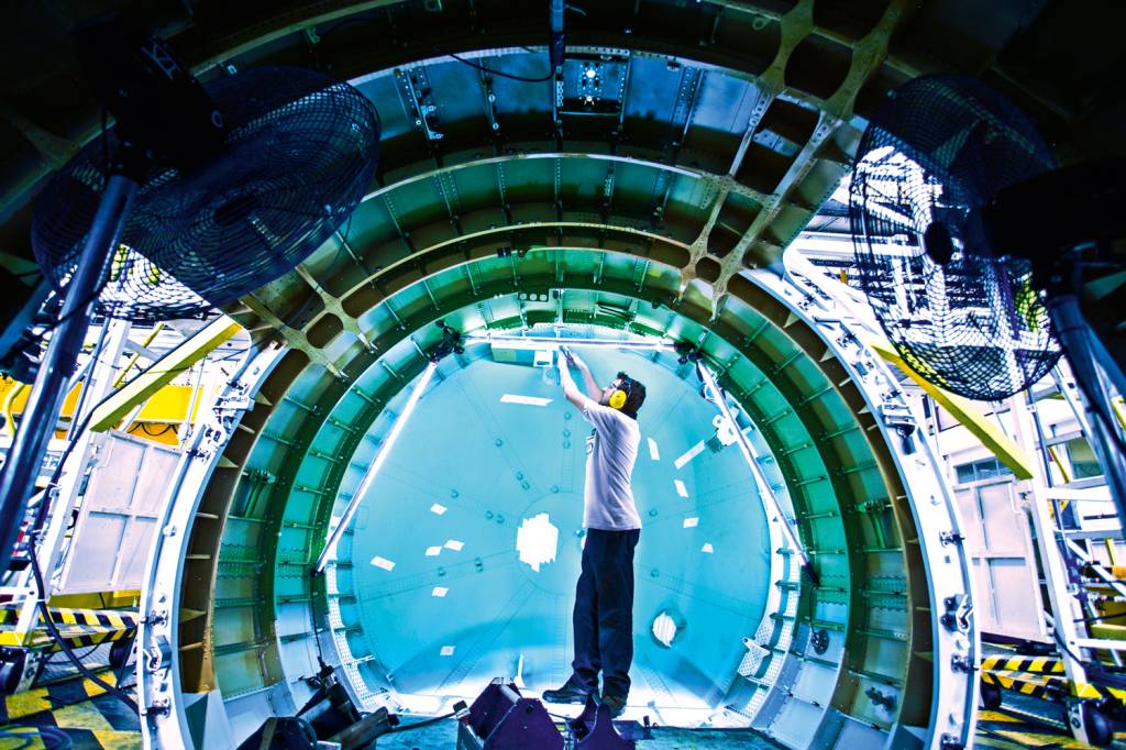 Brand-Pictures-28.jpg Técnico da Embraer na montagem de uma aeronave: aos 55 anos, a empresa tem um quadro composto de 4 000 engenheiros