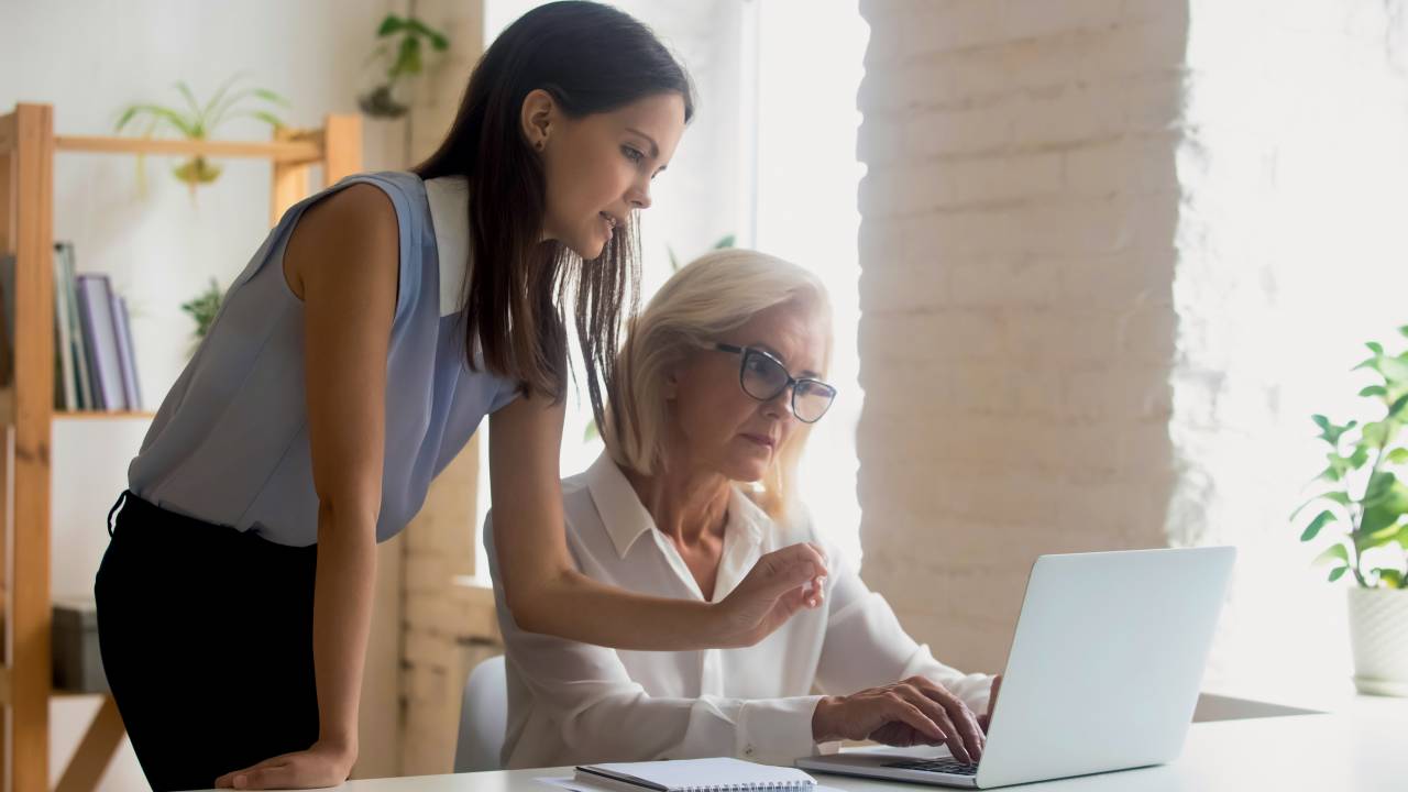 LADO A LADO - Idades e pensamentos diferentes: convívio que gera faíscas
