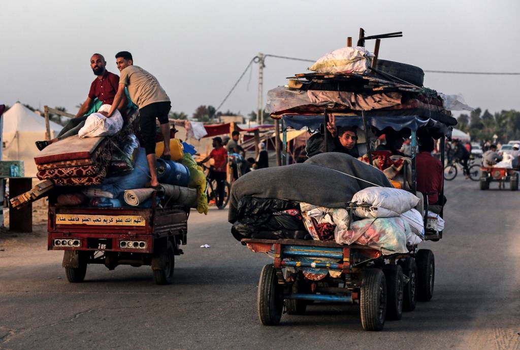 GettyImages-2151654213.jpg ÊXODO - Palestinos deixam Rafah: fuga de um iminente ataque