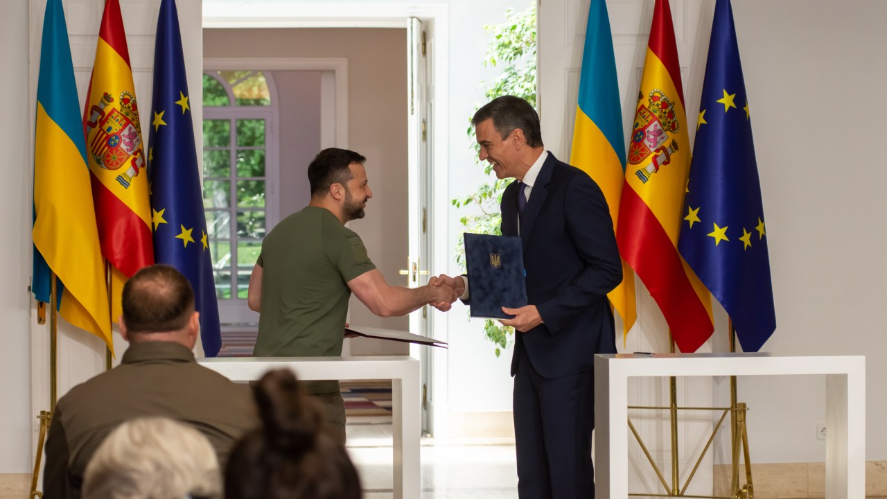 O presidente da Ucrânia, Volodymyr Zelensky (à dir.), e o primeiro-ministro da Espanha, Pedro Sánchez, assinam acordo em Madrid, na Espanha. 27/05/2024