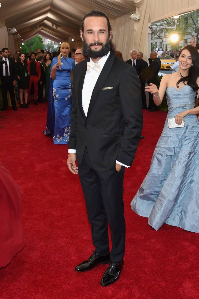 “China: Through The Looking Glass” Costume Institute Benefit Gala – Arrivals Ator não fugiu da alfaiataria clássica para comparecer ao evento de 2015