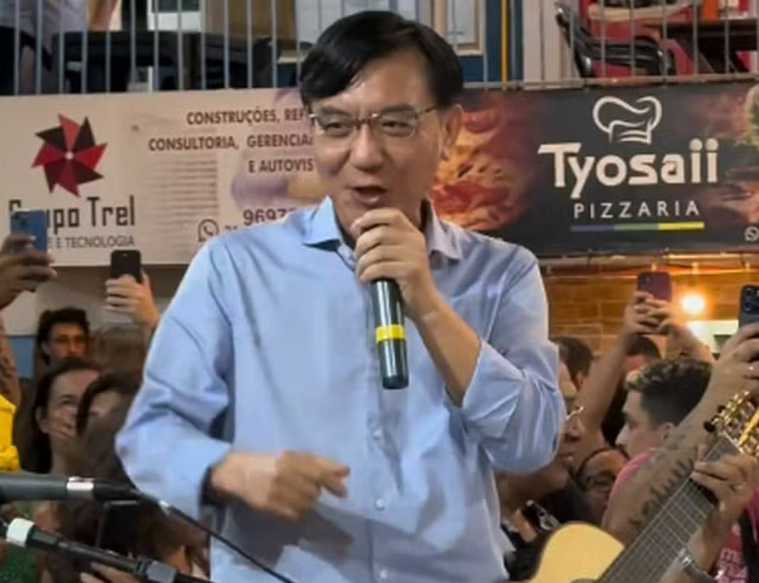 Embaixador da Coreia do Sul viraliza ao cantar samba ‘Trem das onze’