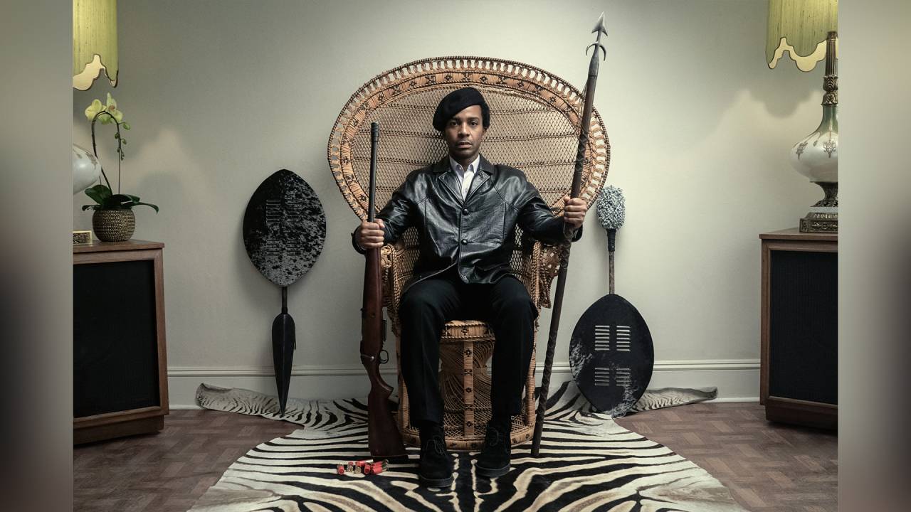 HISTÓRIA - André Holland como Huey P. Newton: o ator vive o líder dos Panteras Negras em fuga