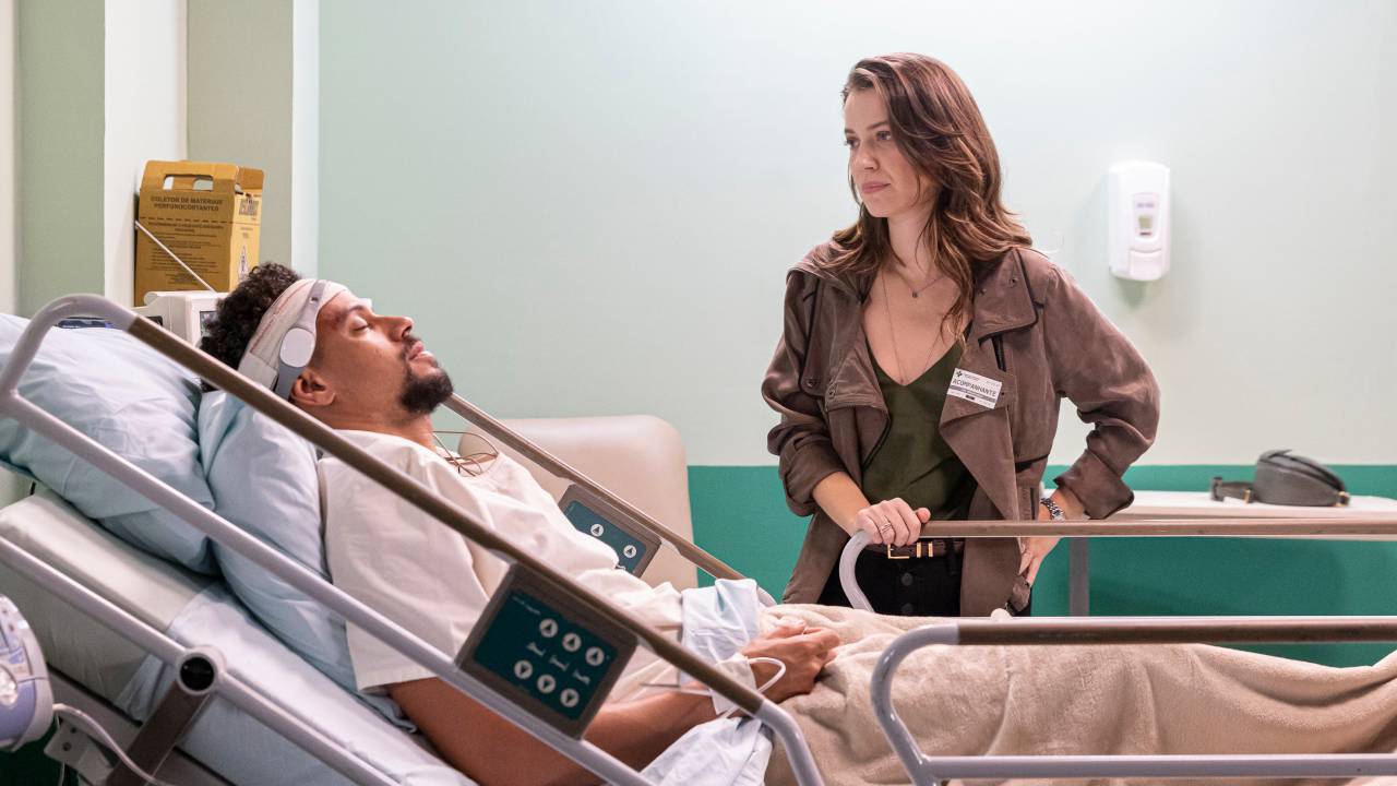 Vênus (Nathalia Dill) fica em vigília com Netuno (Paulo Lessa) no hospital em 'Família é Tudo', novela das 7 da Globo