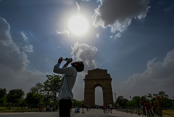 Homem bebendo água durante um dia de calor extremo na capital Nova Délhi, Índia. 20/04/2024